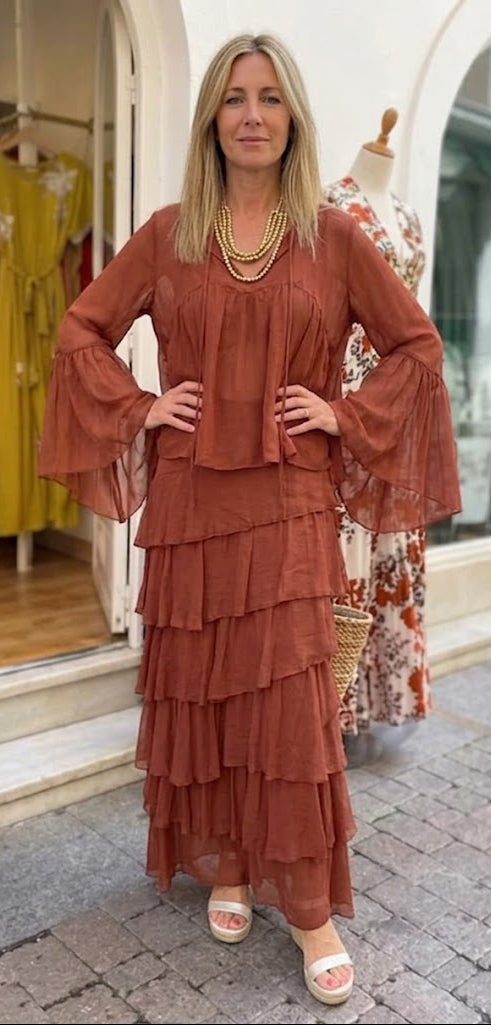 Vestido Chic Capas y Volantes