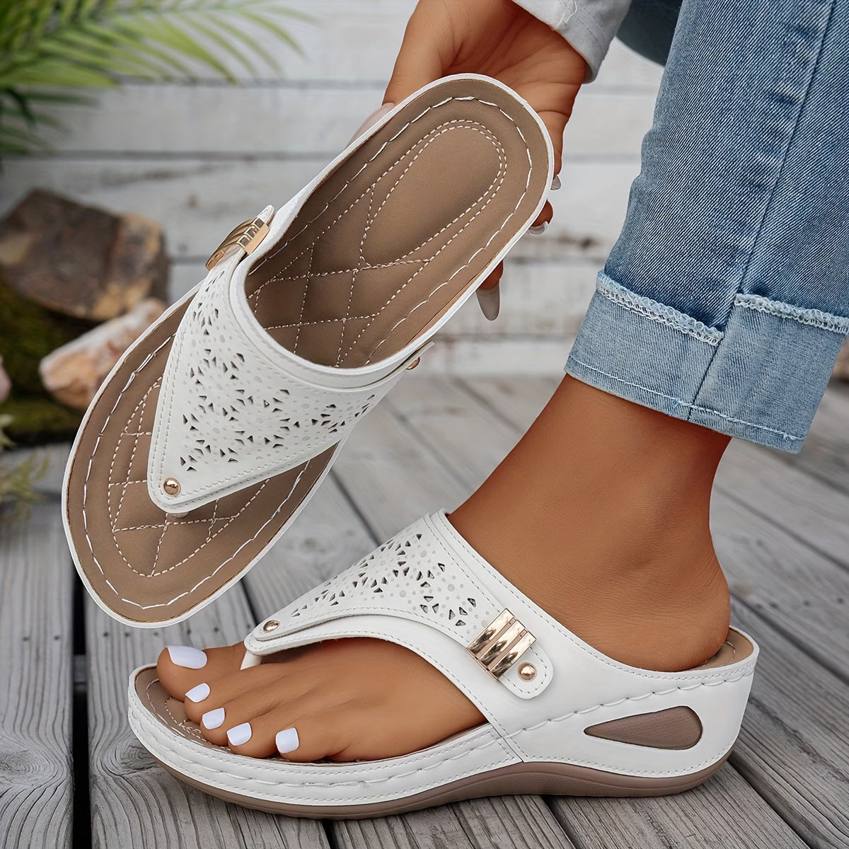 Sandalias de Dedo con Detalle Troquelado