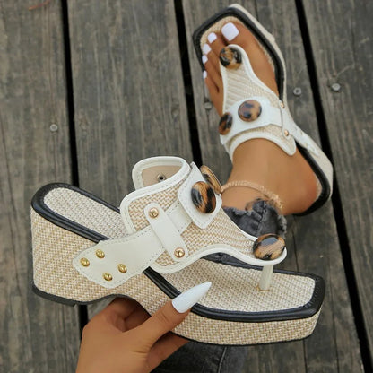 Sandalias Thong con Detalle de Carey